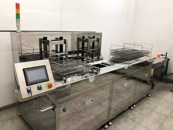 超聲波清洗機(jī)相比其它多種的清洗方式，超聲波清洗機(jī)顯示出了巨大的優(yōu)越性。超聲波清洗機(jī)尤其在專業(yè)化、集團(tuán)化的生產(chǎn)企業(yè)中，已逐漸用超聲波清洗機(jī)取代了傳統(tǒng)浸洗、刷洗、壓力沖洗、振動(dòng)清洗和蒸汽清洗等工藝方法。超聲波清洗機(jī)的高效率和高清潔度，得益于其聲