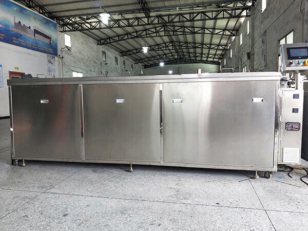 超聲波清洗機(jī)出現(xiàn)故障無(wú)法正常使用時(shí)，一般常見(jiàn)的是以下八種情況，針對(duì)這八種情況，進(jìn)行分析和檢測(cè)：　　一、保險(xiǎn)損壞：在開(kāi)機(jī)后如發(fā)現(xiàn)無(wú)電源顯示，無(wú)動(dòng)作，首先要看電源座內(nèi)保險(xiǎn)是否損壞?！　》治觯河锌赡苁怯脩艚拥鼐€與火線或零線混用，并沒(méi)有接地（本機(jī)地