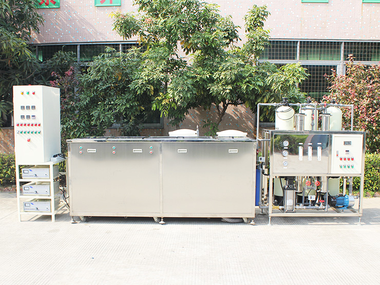 超聲波清洗機(jī)的日常維護(hù)、保養(yǎng)、注意事項(xiàng)：　　1.保持設(shè)備放置通風(fēng)、干燥、潔凈場(chǎng)地，有利于設(shè)備的長(zhǎng)期高效運(yùn)轉(zhuǎn)和使用壽命；　　2.使用前務(wù)必一定請(qǐng)仔細(xì)閱讀說(shuō)明書；　　3.電源：使用合符設(shè)備規(guī)格的電源及電源線，用戶方必需裝設(shè)專用于清洗機(jī)的空氣開(kāi)關(guān)